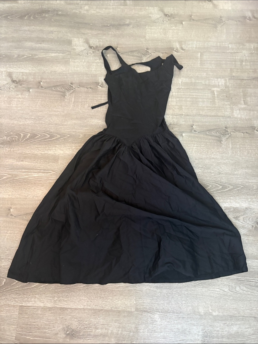 Elegant Black Maxi Dress with Scoop Neck and Adjustable Straps
